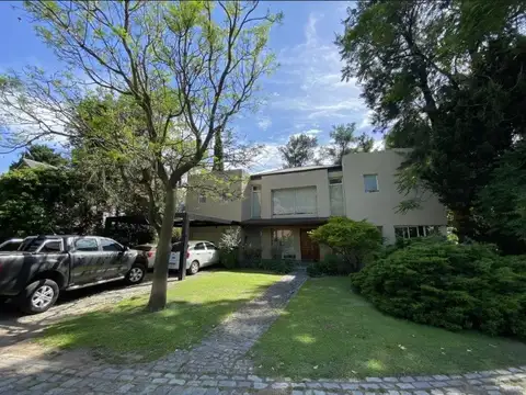 CASA EN VENTA EN BELLA VISTA, BARRIO LOS PLATANOS