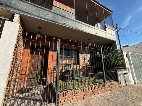 Tipo casa en venta de 3 ambientes con patio y parrilla - Wilde