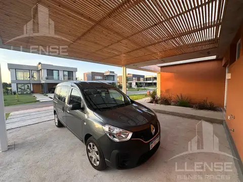 Casa en Alquiler con 2 cocheras