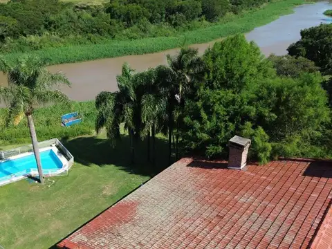 Casa exclusiva con bajada al río en Country Ubajay