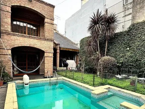 Casa Estilo Chalet con Jardín, Pileta y Cochera en Villa Santa Rita en Venta