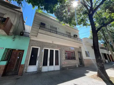 Amplio PH de 4 Ambientes con Balcón, Garage y Terraza Propia