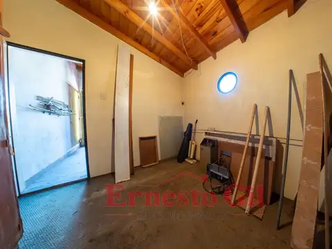 Casa 3 ambientes con patio y cochera