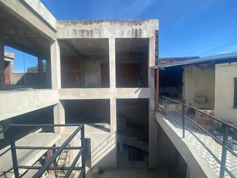 IMPORTANTE PROPIEDAD COMERCIAL APTA VARIOS FINES