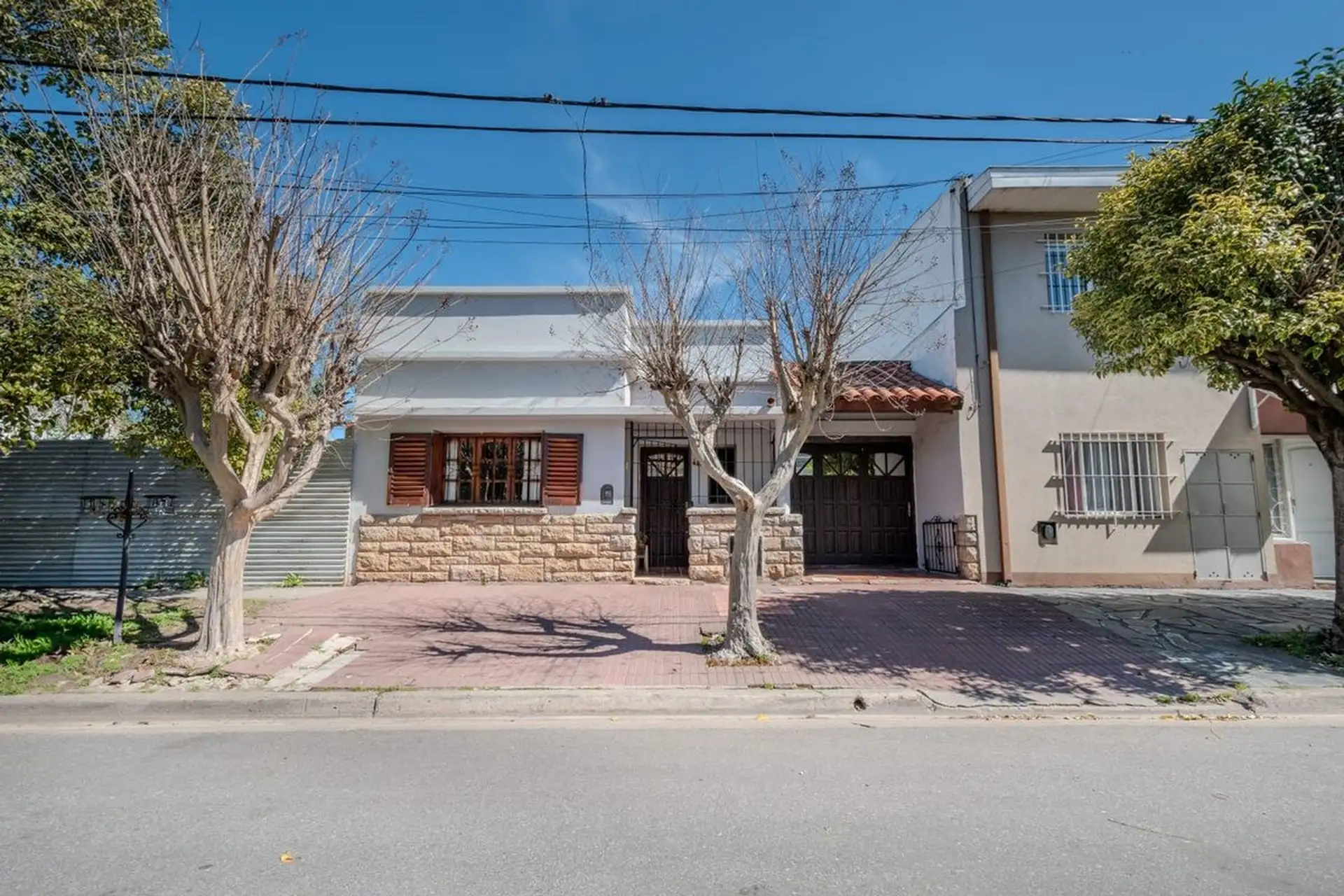 Venta Casa 3 ambientes con cochera y pileta