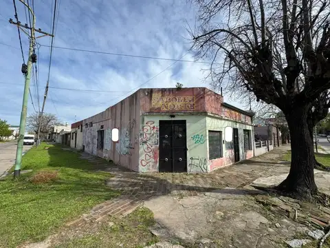 Lote en esquina con local comercial en zona céntrica