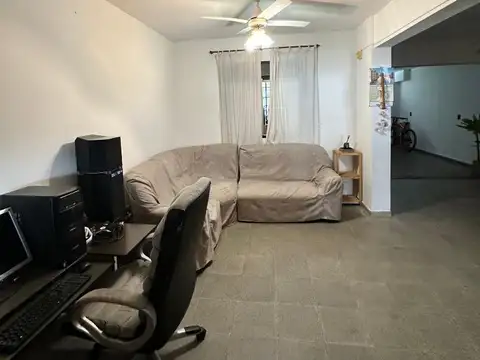 Casa 8 ambientes con 2 baños