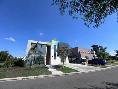 Casa 6 ambientes con 4 baños