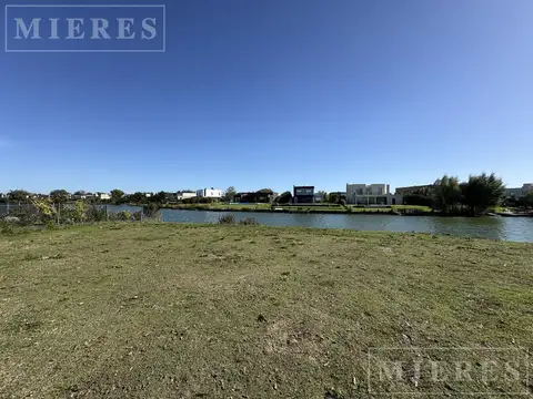 Lote a la laguna en venta en El Cantón  Barrio Norte