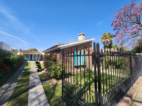 Venta Casa Rosario 2 dormitorios Jardín Cochera A 150 mts de Eva Perón