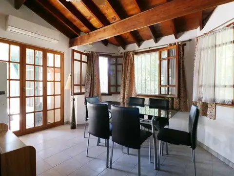 VENTA CASA 4 AMBIENTES VESTIDOR QUINCHO LAVADERO  JARDIN