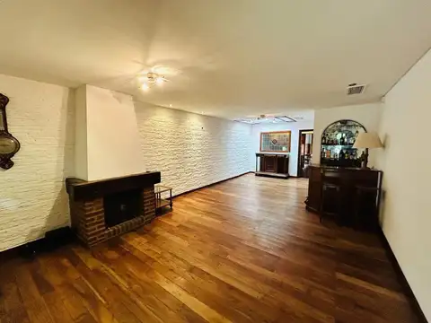 Casa en Alquiler con 2 cocheras