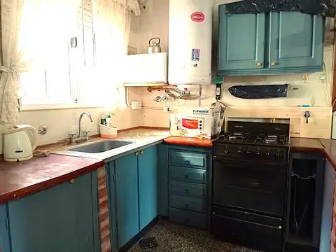 CASA EN PH AL FRENTE COCHERA PATIO Y JARDÍN