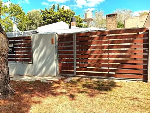 CASA EN PH AL FRENTE COCHERA PATIO Y JARDÍN