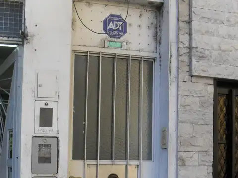 ***RESERVADO*** Casa en Planta Alta. Apta uso comercial. 