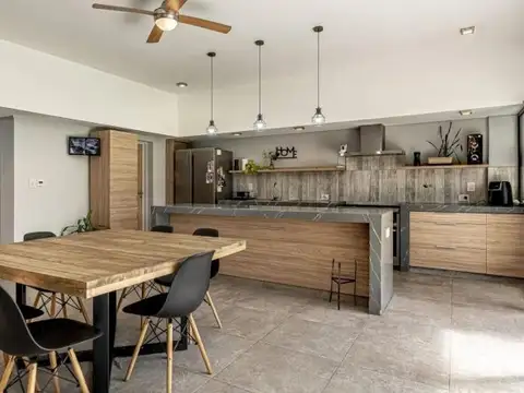 VENTA CASA 3 AMBIENTES CON COCHERA Y PATIO BANFIELD