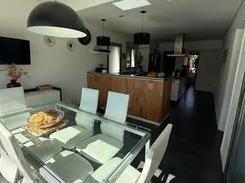 Casa 5 ambientes con 4 baños