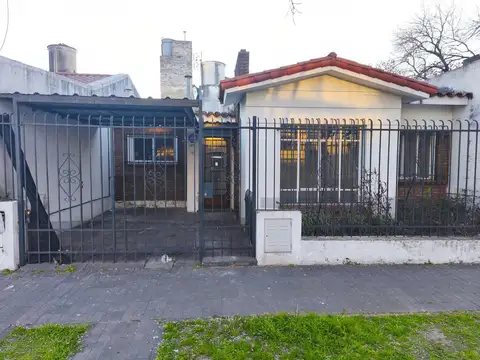 Barrio Cura -  Casa 2 dormitorios con garage - Rodriguez 3274