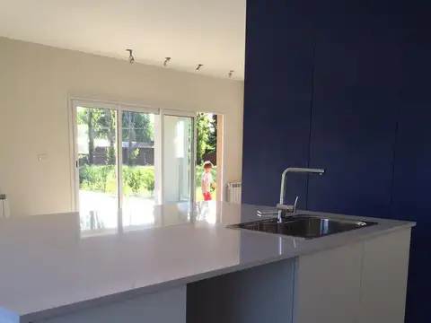 Casa 4 ambientes con 1 baño