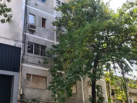 San José al 1800, San Cristóbal. Departamento de 4 ambientes. Planta baja contrafrente con jardín de 90 m2. 206 m2 totales, 77 m2 cubiertos, 129 m2 descubiertos. 3 dormitorios. Living, y comedor independientes. Patio descubierto. Quincho. Apto crédito