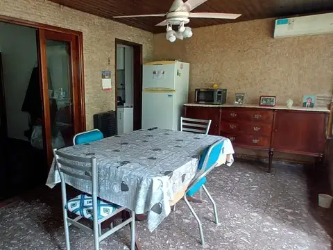 San José al 1800, San Cristóbal. Departamento de 4 ambientes. Planta baja contrafrente con jardín de 90 m2. 206 m2 totales, 77 m2 cubiertos, 129 m2 descubiertos. 3 dormitorios. Living, y comedor independientes. Patio descubierto. Quincho. Apto crédito