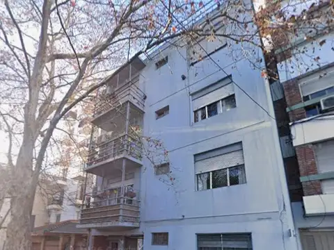 Departamento 3 ambientes con balcon al frente (3er piso por escalera)
