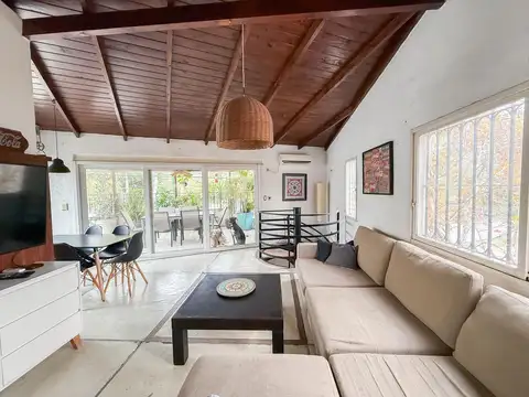 Casa en Venta de 3 Plantas, Con 2 Terrazas y Pileta - Acassuso, San Isidro