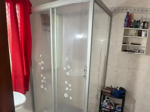 Casa 7 ambientes con 2 baños