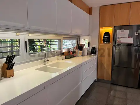 Casa moderna en venta en Gonnet, excelente calidad constructiva