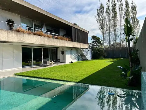 Casa moderna en venta en Gonnet, excelente calidad constructiva