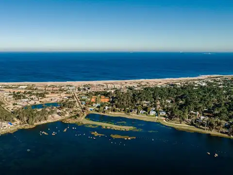 Lote en venta de 1.126 m2 sobre la costa de Laguna Blanca - Reserva Montoya 100