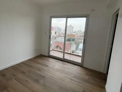 Departamento en  venta de 4 ambientes con dos baños y balcon al frente - Wilde