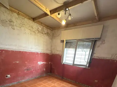 CASTELAR- PH TIPO CASA DE 3 AMBIENTES- A RECICLAR- PATIO - REAL OPORTUNIDAD  