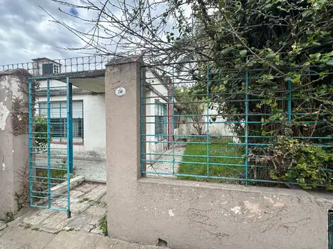 CASTELAR- PH TIPO CASA DE 3 AMBIENTES- A RECICLAR- PATIO - REAL OPORTUNIDAD  