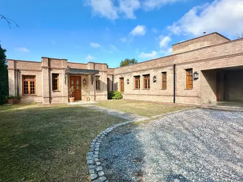 Casa en venta en Lomas de la Carolina – 3 dormitorios, piscina y galería cubierta