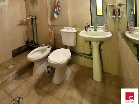 Casa 4 ambientes con 2 baños