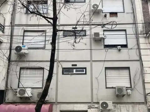 Amplio ambiente dividido con kitchenette y baño completo