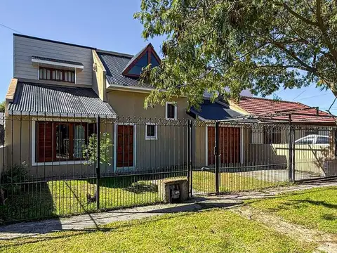 VENTA CASA 4 AMBIENTES CON PARQUE APTA CREDITO