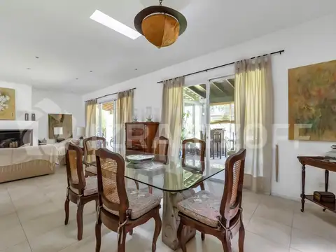 Casa 5 ambientes con 2 baños