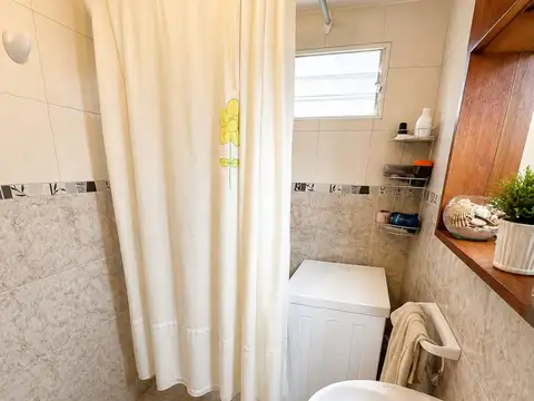 SE VENDE CASA EN V. AMANCAY + DEPTO Y PILETA