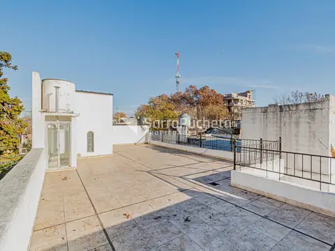 Casa en Alquiler con 2 cocheras