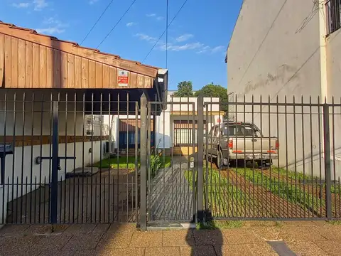 Casa 3 ambientes con patio y cocheras - Villa Ballester