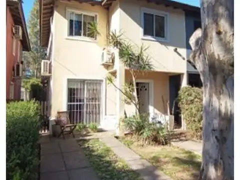 Casa en Venta de 4 ambientes dentro de Barrio Cerrado