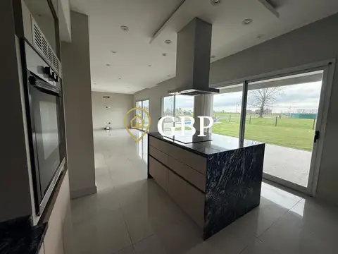Casa en Alquiler con 2 cocheras