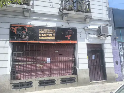 Local en venta sobre Av la Plata en Parque Chacabuco