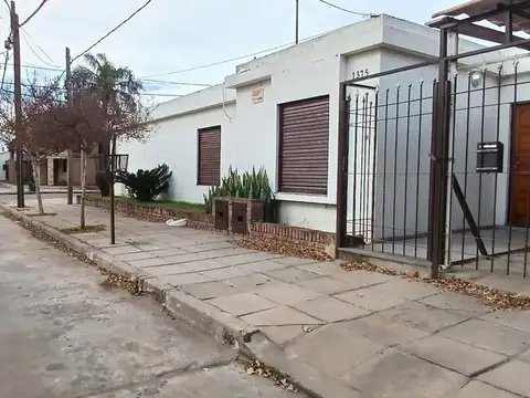 Casa 7 ambientes con 2 baños