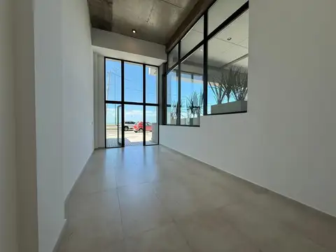 Local comercial frente al mar, en zona Constitucion