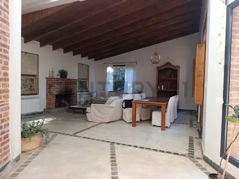 Casa 9 ambientes con 2 baños