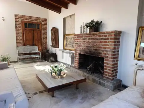 Casa en Alquiler con 3 cocheras
