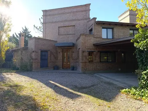 ALQUILER CASA DE CATEGORIA EN CAMPOS DEL VIRREY ZONA SUR